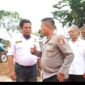 AKRAB_Komjen Polisi Karyoto berbincang hangat dengan tokoh masyarakat Desa Sukamulya H Mulyadi yang didampingi Ketua Koperasi Bareng Bareng Sugi, Warsim (baju hitam) saat penanaman Jagung di Indramayu