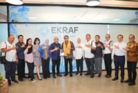 Menteri Ekonomi Kreatif/Kepala Bekraf Teuku Riefky Harsya (tengah, berkacamata/selendang kuning) foto bersama Bupati Bungo Dedy Putra (keenam dari kiri) beserta jajaran Pemkab Bungo dan Kemenekraf seusai audiensi di Autograph Tower, Jakarta