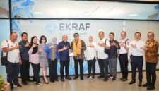 Menteri Ekonomi Kreatif/Kepala Bekraf Teuku Riefky Harsya (tengah, berkacamata/selendang kuning) foto bersama Bupati Bungo Dedy Putra (keenam dari kiri) beserta jajaran Pemkab Bungo dan Kemenekraf seusai audiensi di Autograph Tower, Jakarta