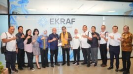 Menteri Ekonomi Kreatif/Kepala Bekraf Teuku Riefky Harsya (tengah, berkacamata/selendang kuning) foto bersama Bupati Bungo Dedy Putra (keenam dari kiri) beserta jajaran Pemkab Bungo dan Kemenekraf seusai audiensi di Autograph Tower, Jakarta