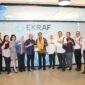 Menteri Ekonomi Kreatif/Kepala Bekraf Teuku Riefky Harsya (tengah, berkacamata/selendang kuning) foto bersama Bupati Bungo Dedy Putra (keenam dari kiri) beserta jajaran Pemkab Bungo dan Kemenekraf seusai audiensi di Autograph Tower, Jakarta