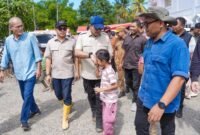 Menteri Ekonomi Kreatif/Kepala Bekraf menyapa dan bersalaman dengan seorang anak saat melakukan kunjungan lapangan
