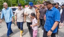 Menteri Ekonomi Kreatif/Kepala Bekraf menyapa dan bersalaman dengan seorang anak saat melakukan kunjungan lapangan
