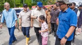 Menteri Ekonomi Kreatif/Kepala Bekraf menyapa dan bersalaman dengan seorang anak saat melakukan kunjungan lapangan
