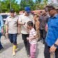 Menteri Ekonomi Kreatif/Kepala Bekraf menyapa dan bersalaman dengan seorang anak saat melakukan kunjungan lapangan
