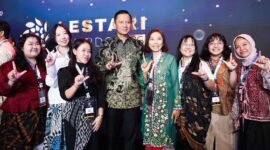 Menko Bidang Infrastruktur dan Pembangunan Kewilayahan foto bersama para tamu dan peserta usai menghadiri penganugerahan Lestari Awards 2026 di Jakarta
