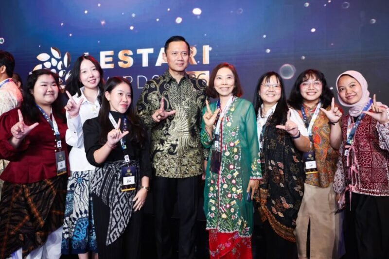 Menko Bidang Infrastruktur dan Pembangunan Kewilayahan foto bersama para tamu dan peserta usai menghadiri penganugerahan Lestari Awards 2026 di Jakarta
