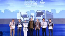 Menteri Koordinator Bidang Infrastruktur dan Pembangunan Kewilayahan foto bersama para penerima apresiasi pada Indonesia Zero Emission Heavy Duty Vehicle (IZEHDV) Summit 2026 di Jakarta