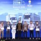 Menteri Koordinator Bidang Infrastruktur dan Pembangunan Kewilayahan foto bersama para penerima apresiasi pada Indonesia Zero Emission Heavy Duty Vehicle (IZEHDV) Summit 2026 di Jakarta