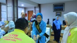 Ketua TP PKK Provinsi Sumatera Selatan menyapa dan berbincang dengan peserta usai membuka kegiatan TAMASYA di KERABAT Nasional Seri 22 Tahun 2026 di Sekretariat TP PKK Sumsel, Palembang