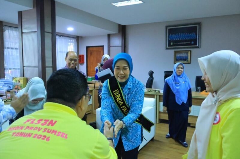 Ketua TP PKK Provinsi Sumatera Selatan menyapa dan berbincang dengan peserta usai membuka kegiatan TAMASYA di KERABAT Nasional Seri 22 Tahun 2026 di Sekretariat TP PKK Sumsel, Palembang