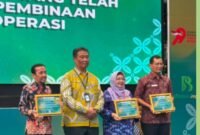 Kepala Subdirektorat Pengabdian Dosen UMY, Dr. drg. Laelia Dwi Anggraini, Sp.KGA., mewakili DRP UMY menerima penghargaan dari Dinkop UKM DIY yang diberikan langsung oleh Kepala Dinkop UKM DIY, Agus Mulyono, S.P., M.T