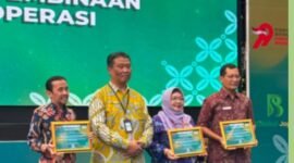 Kepala Subdirektorat Pengabdian Dosen UMY, Dr. drg. Laelia Dwi Anggraini, Sp.KGA., mewakili DRP UMY menerima penghargaan dari Dinkop UKM DIY yang diberikan langsung oleh Kepala Dinkop UKM DIY, Agus Mulyono, S.P., M.T