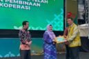 Foto Kepala Subdirektorat Pengabdian Dosen UMY, Dr. drg. Laelia Dwi Anggraini, Sp.KGA., mewakili DRP UMY menerima penghargaan dari Dinkop UKM DIY yang diberikan langsung oleh Kepala Dinkop UKM DIY, Agus Mulyono, S.P., M.T

