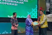 Foto Kepala Subdirektorat Pengabdian Dosen UMY, Dr. drg. Laelia Dwi Anggraini, Sp.KGA., mewakili DRP UMY menerima penghargaan dari Dinkop UKM DIY yang diberikan langsung oleh Kepala Dinkop UKM DIY, Agus Mulyono, S.P., M.T
