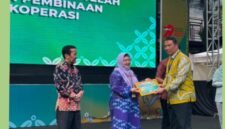 Foto Kepala Subdirektorat Pengabdian Dosen UMY, Dr. drg. Laelia Dwi Anggraini, Sp.KGA., mewakili DRP UMY menerima penghargaan dari Dinkop UKM DIY yang diberikan langsung oleh Kepala Dinkop UKM DIY, Agus Mulyono, S.P., M.T
