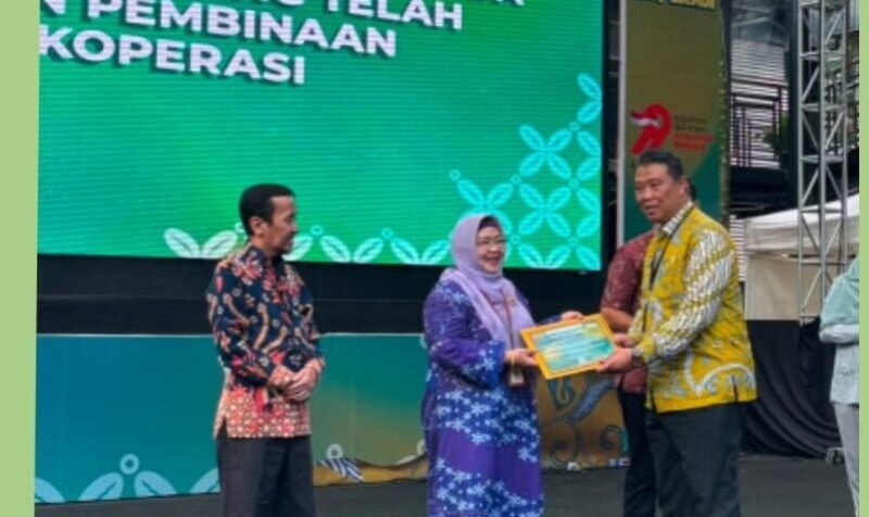 Foto Kepala Subdirektorat Pengabdian Dosen UMY, Dr. drg. Laelia Dwi Anggraini, Sp.KGA., mewakili DRP UMY menerima penghargaan dari Dinkop UKM DIY yang diberikan langsung oleh Kepala Dinkop UKM DIY, Agus Mulyono, S.P., M.T
