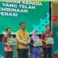 Kepala Subdirektorat Pengabdian Dosen UMY, Dr. drg. Laelia Dwi Anggraini, Sp.KGA., mewakili DRP UMY menerima penghargaan dari Dinkop UKM DIY yang diberikan langsung oleh Kepala Dinkop UKM DIY, Agus Mulyono, S.P., M.T