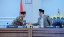 Gubernur Lampung berjabat tangan dengan Menteri PPN/Kepala Bappenas RI di Kantor Gubernur Lampung, Jumat (24/7/2026)