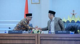 Gubernur Lampung berjabat tangan dengan Menteri PPN/Kepala Bappenas RI di Kantor Gubernur Lampung, Jumat (24/7/2026)