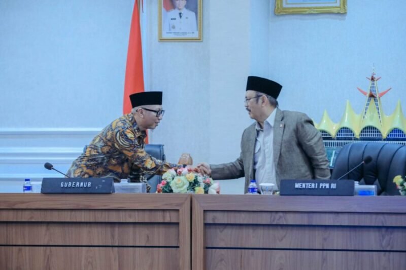 Gubernur Lampung berjabat tangan dengan Menteri PPN/Kepala Bappenas RI di Kantor Gubernur Lampung, Jumat (24/7/2026)