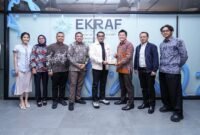 Menteri Ekonomi Kreatif/Kepala Bekraf menerima plakat dari Director/Co-founder Cinepoint  didampingi jajaran Kementerian Ekraf dan Cinepoint usai audiensi di Autograph Tower, Jakarta