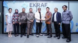 Menteri Ekonomi Kreatif/Kepala Bekraf menerima plakat dari Director/Co-founder Cinepoint  didampingi jajaran Kementerian Ekraf dan Cinepoint usai audiensi di Autograph Tower, Jakarta