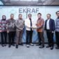 Menteri Ekonomi Kreatif/Kepala Bekraf menerima plakat dari Director/Co-founder Cinepoint  didampingi jajaran Kementerian Ekraf dan Cinepoint usai audiensi di Autograph Tower, Jakarta