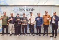 Menteri Ekonomi Kreatif/Kepala Bekraf memegang plakat bersama Ketua Yayasan Aneuk Muda Aceh Unggul Hebat (AMANAH) didampingi jajaran Kementerian Ekraf dan Yayasan AMANAH di Jakarta
