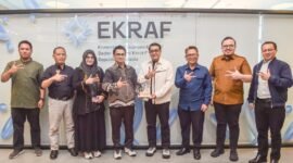 Menteri Ekonomi Kreatif/Kepala Bekraf memegang plakat bersama Ketua Yayasan Aneuk Muda Aceh Unggul Hebat (AMANAH) didampingi jajaran Kementerian Ekraf dan Yayasan AMANAH di Jakarta
