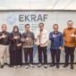 Menteri Ekonomi Kreatif/Kepala Bekraf memegang plakat bersama Ketua Yayasan Aneuk Muda Aceh Unggul Hebat (AMANAH) didampingi jajaran Kementerian Ekraf dan Yayasan AMANAH di Jakarta
