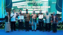 Gubernur Lampung bersama Menteri PPN/Kepala Bappenas, Rektor Universitas Lampung, serta para pemangku kepentingan berfoto bersama usai peluncuran National Cassava Center di Universitas Lampung, Jumat (24/7/2026)