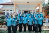 Ketua TP PKK Provinsi Lampung Purnama Wulan Mirza berfoto bersama jajaran TP PKK Provinsi Lampung usai melaksanakan rangkaian kegiatan pembinaan dan pencanangan Desa TAPIS di Desa Panca Tunggal Jaya, Kabupaten Tulang Bawang.