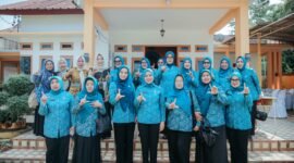 Ketua TP PKK Provinsi Lampung Purnama Wulan Mirza berfoto bersama jajaran TP PKK Provinsi Lampung usai melaksanakan rangkaian kegiatan pembinaan dan pencanangan Desa TAPIS di Desa Panca Tunggal Jaya, Kabupaten Tulang Bawang.