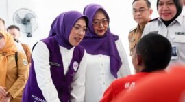 Ketua TP PKK Provinsi Banten bersama Ketua TP PKK Kota Tangerang dan Kakanwil Ditjenpas Banten berbincang langsung dengan seorang anak binaan pada rangkaian peringatan Hari Anak Nasional 2026 di LPKA Kelas I Tangerang, Kota Tangerang, Banten
