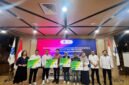 Perwakilan Kementerian Ketenagakerjaan (Kemnaker) bersama perwakilan PT Toyota Tsusho Lippo Residences menyerahkan secara simbolis kartu kepesertaan BPJS Ketenagakerjaan kepada perwakilan Tenaga Kerja Mandiri Pemula (TKMP) di Jakarta
