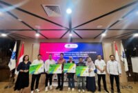 Perwakilan Kementerian Ketenagakerjaan (Kemnaker) bersama perwakilan PT Toyota Tsusho Lippo Residences menyerahkan secara simbolis kartu kepesertaan BPJS Ketenagakerjaan kepada perwakilan Tenaga Kerja Mandiri Pemula (TKMP) di Jakarta
