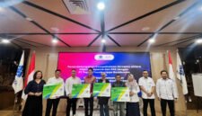 Perwakilan Kementerian Ketenagakerjaan (Kemnaker) bersama perwakilan PT Toyota Tsusho Lippo Residences menyerahkan secara simbolis kartu kepesertaan BPJS Ketenagakerjaan kepada perwakilan Tenaga Kerja Mandiri Pemula (TKMP) di Jakarta
