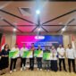 Perwakilan Kementerian Ketenagakerjaan (Kemnaker) bersama perwakilan PT Toyota Tsusho Lippo Residences menyerahkan secara simbolis kartu kepesertaan BPJS Ketenagakerjaan kepada perwakilan Tenaga Kerja Mandiri Pemula (TKMP) di Jakarta
