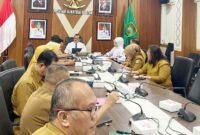 Sekretaris Daerah Provinsi Sumatera Selatan Edward Candra memimpin rapat bersama jajaran perangkat daerah dan Tim Penilai Askompsi Digital Leadership Government Award (ADLGA) 2026 di Ruang Rapat Sekretariat Daerah Provinsi Sumsel, Palembang