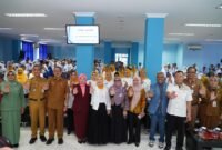 Ketua BKOW Provinsi Sumsel didampingi jajaran DPPPA Provinsi Sumsel, guru, dan para narasumber
