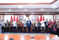 Menteri Ekonomi Kreatif bersama Kepala BRIN dan jajaran foto bersama usai penandatanganan Nota Kesepahaman (MoU) untuk memperkuat riset dan inovasi dalam pengembangan ekosistem ekonomi kreatif di Jakarta
