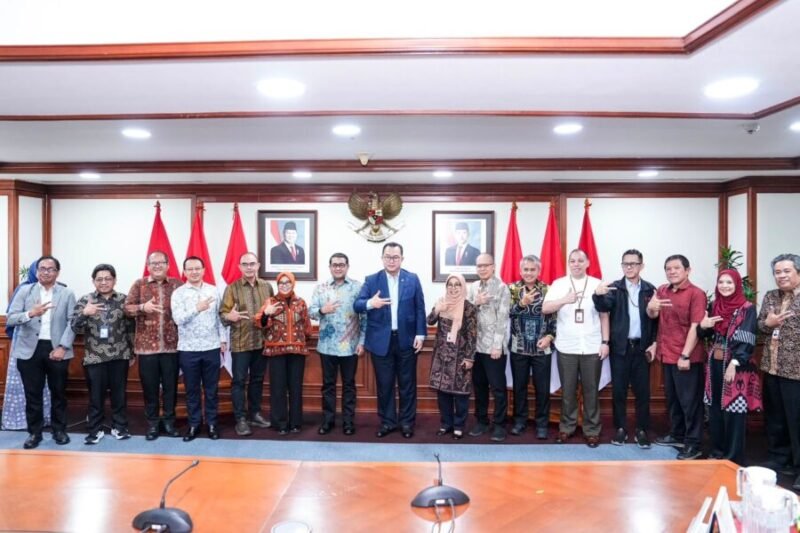 Menteri Ekonomi Kreatif bersama Kepala BRIN dan jajaran foto bersama usai penandatanganan Nota Kesepahaman (MoU) untuk memperkuat riset dan inovasi dalam pengembangan ekosistem ekonomi kreatif di Jakarta
