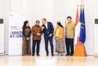 Menteri Ekonomi Kreatif/Kepala Badan Ekonomi Kreatif (Ekraf), Teuku Riefky Harsya (kedua kiri), berbincang dengan Duta Besar Prancis untuk Indonesia, Timor-Leste, dan ASEAN, H.E. Fabien Penone (tengah), saat menghadiri resepsi dan peragaan busana inkubator PINTU France–Indonesia di Kediaman Duta Besar Prancis, Jakarta, Selasa (28/07/2026
