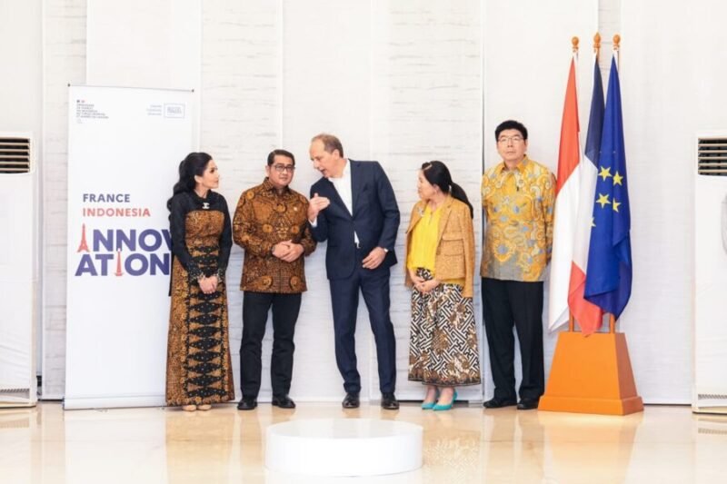 Menteri Ekonomi Kreatif/Kepala Badan Ekonomi Kreatif (Ekraf), Teuku Riefky Harsya (kedua kiri), berbincang dengan Duta Besar Prancis untuk Indonesia, Timor-Leste, dan ASEAN, H.E. Fabien Penone (tengah), saat menghadiri resepsi dan peragaan busana inkubator PINTU France–Indonesia di Kediaman Duta Besar Prancis, Jakarta, Selasa (28/07/2026
