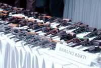 puluhan senjata api rakitan hasil penyerahan sukarela dari masyarakat dipajang saat kegiatan pemusnahan barang bukti di Gedung Serbaguna Presisi Polda Lampung, Bandar Lampung