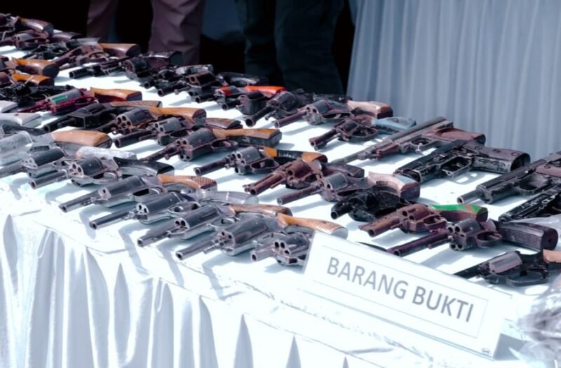 puluhan senjata api rakitan hasil penyerahan sukarela dari masyarakat dipajang saat kegiatan pemusnahan barang bukti di Gedung Serbaguna Presisi Polda Lampung, Bandar Lampung
