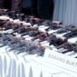 puluhan senjata api rakitan hasil penyerahan sukarela dari masyarakat dipajang saat kegiatan pemusnahan barang bukti di Gedung Serbaguna Presisi Polda Lampung, Bandar Lampung