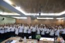 Wali Kota Bekasi foto bersama seluruh peserta sosialisasi penguatan disiplin ASN di Aula Nonon Sonthanie BKPSDM Kota Bekasi
