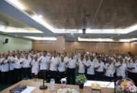 Wali Kota Bekasi foto bersama seluruh peserta sosialisasi penguatan disiplin ASN di Aula Nonon Sonthanie BKPSDM Kota Bekasi
